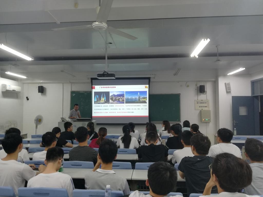 anime1
副院长尹辉斌给学生上班会课2-1-.jpg