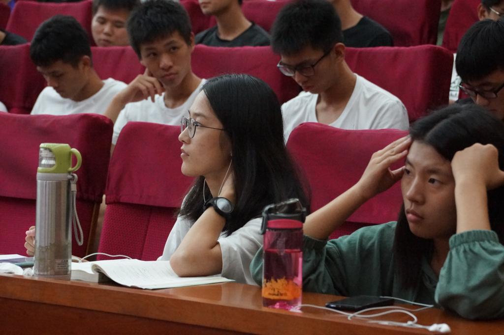 anime1
党总支书记君光为2018级新生上党课-4-.JPG