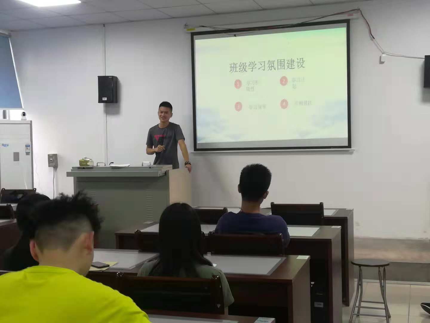 anime1
副院长陈佰满给学生上班会课2-1-.jpg