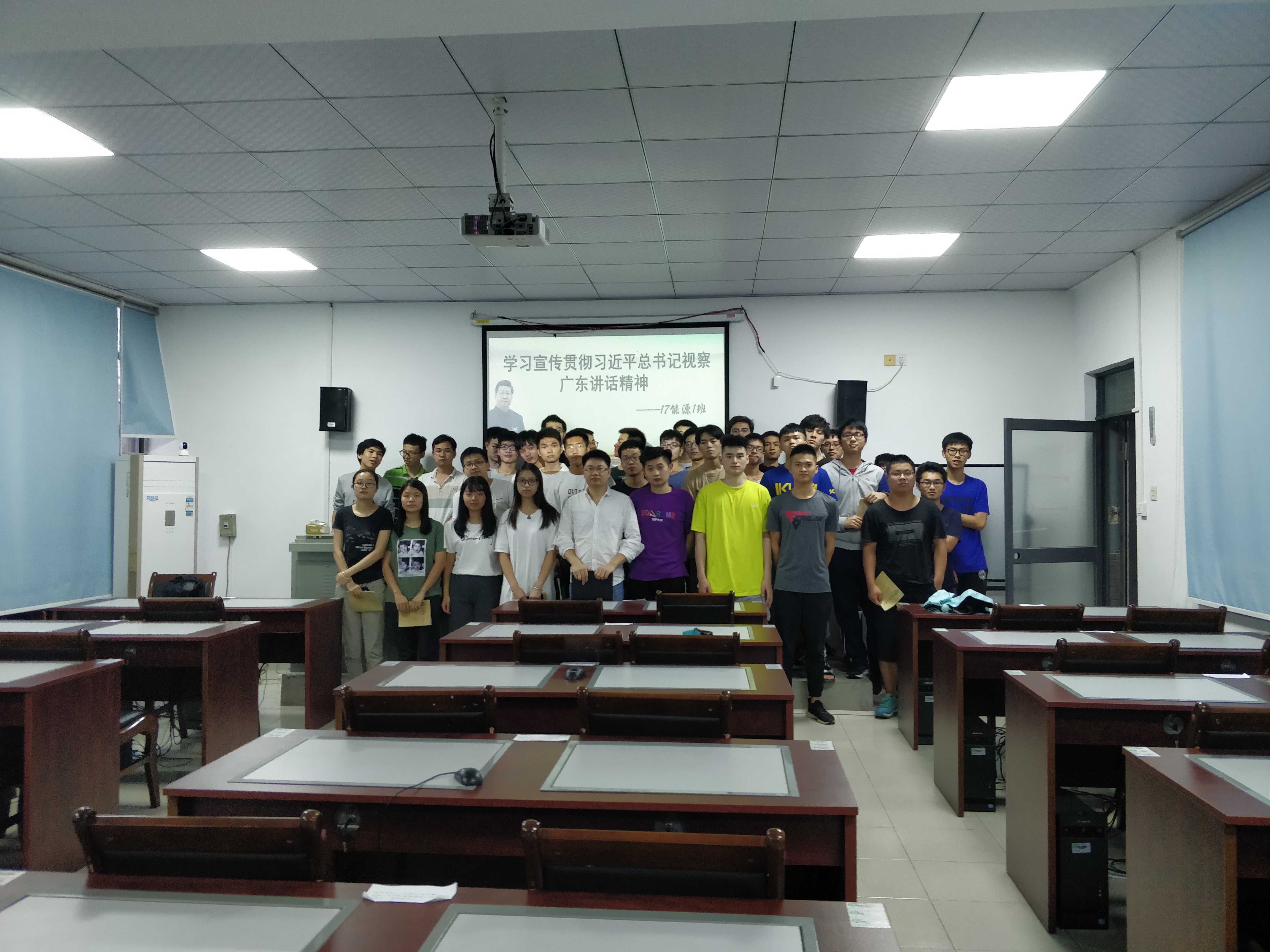 anime1
副院长陈佰满给学生上班会课3.jpg