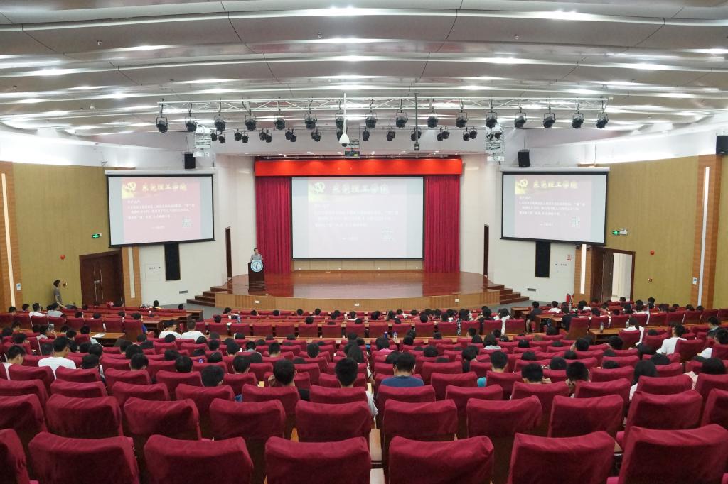 anime1
党总支书记君光为2018级新生上党课-2-.JPG