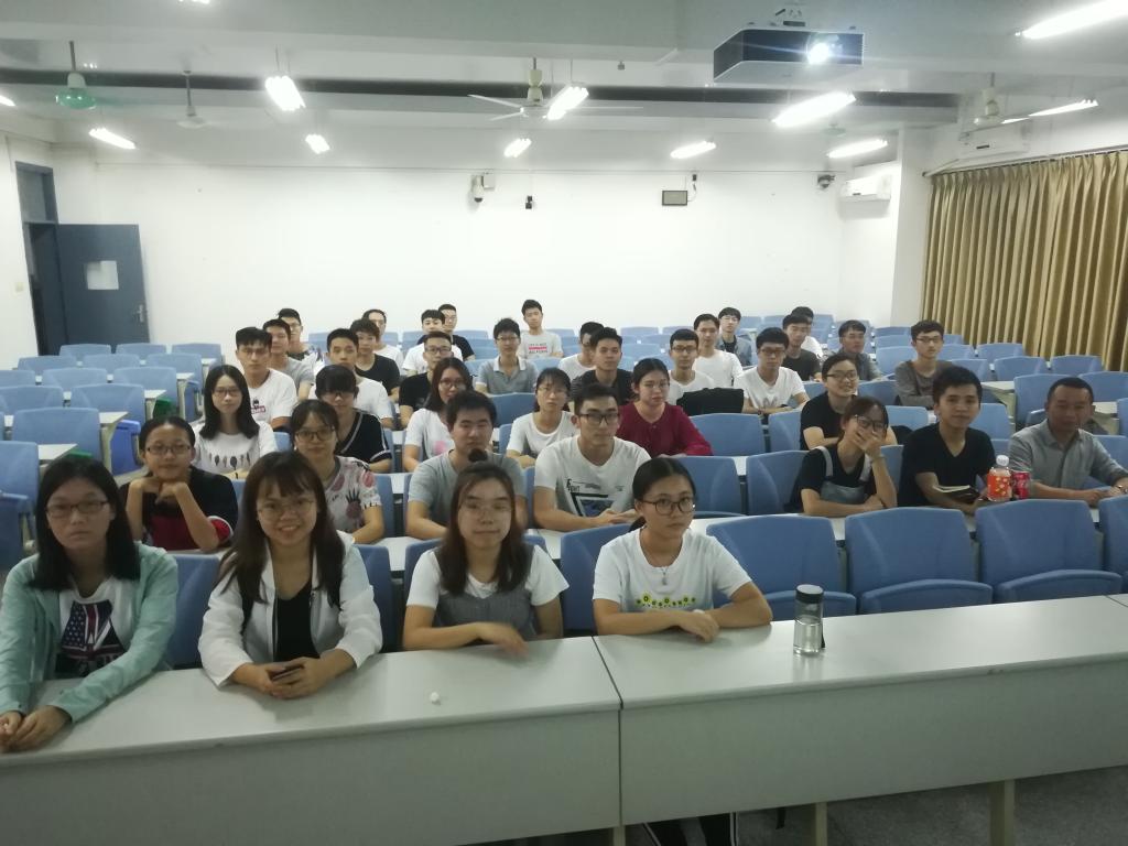 anime1
副院长尹辉斌给学生上班会课3.jpg